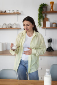 imagen mujer con distensión abdominal